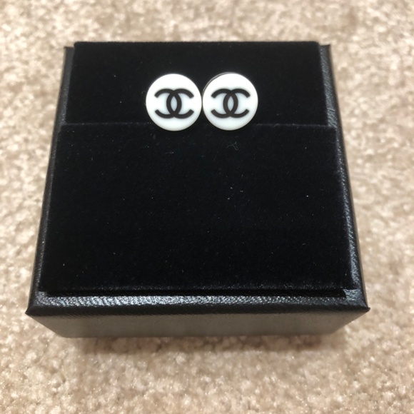 CHANEL Earrings - Picture 2 of 11
